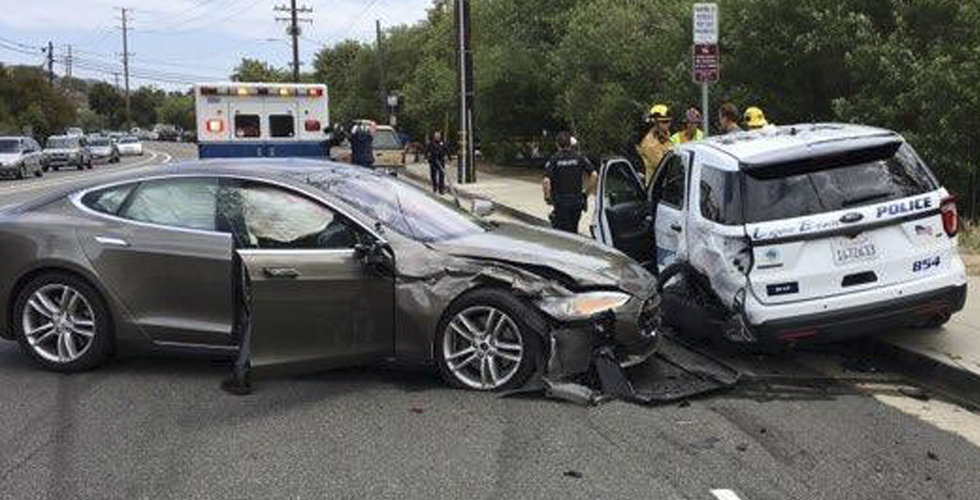 Ny krasch – självkörande Tesla rammade parkerad polisbil