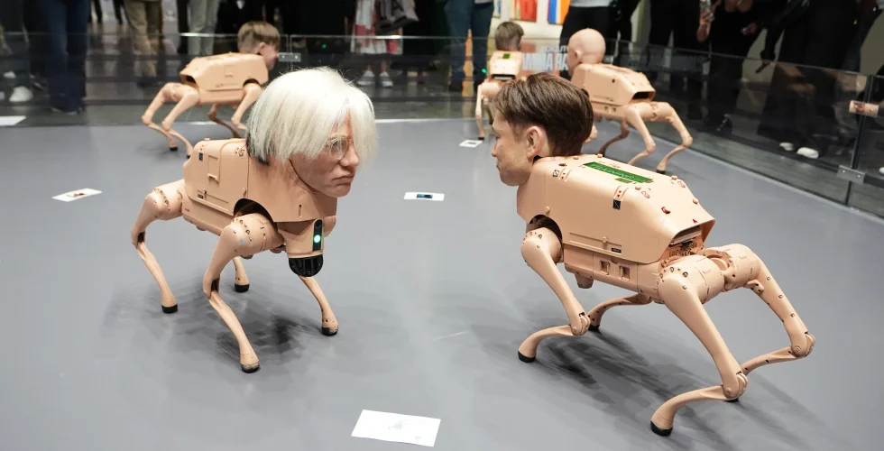 Beeple gör Musk, Bezos och Zuckerberg till bildbajsande robotar: “Tolkar omvärlden”