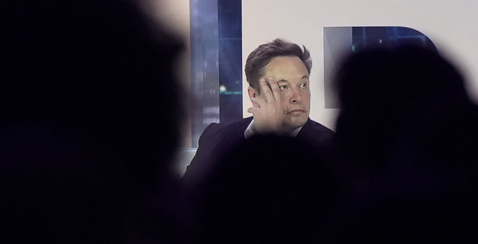 Musk hotar ge bort public service-konto till någon annan