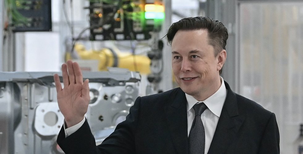 Twitter tappar tre seniora medarbetare inför försäljningen till Musk