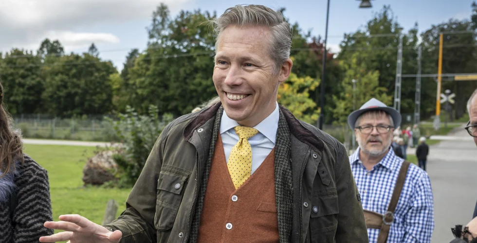 Högerprofilen vill utmana Public service – hyllas av Sebastian Siemiatkowski