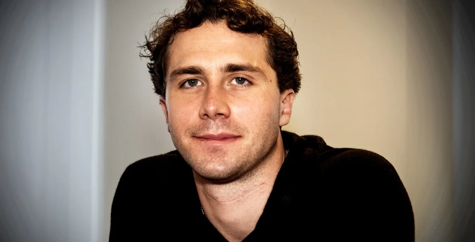 Sanas Joel Hellermark blev övertalad till miljardförsäljningen – har lagt pengarna på aktier och strumpor